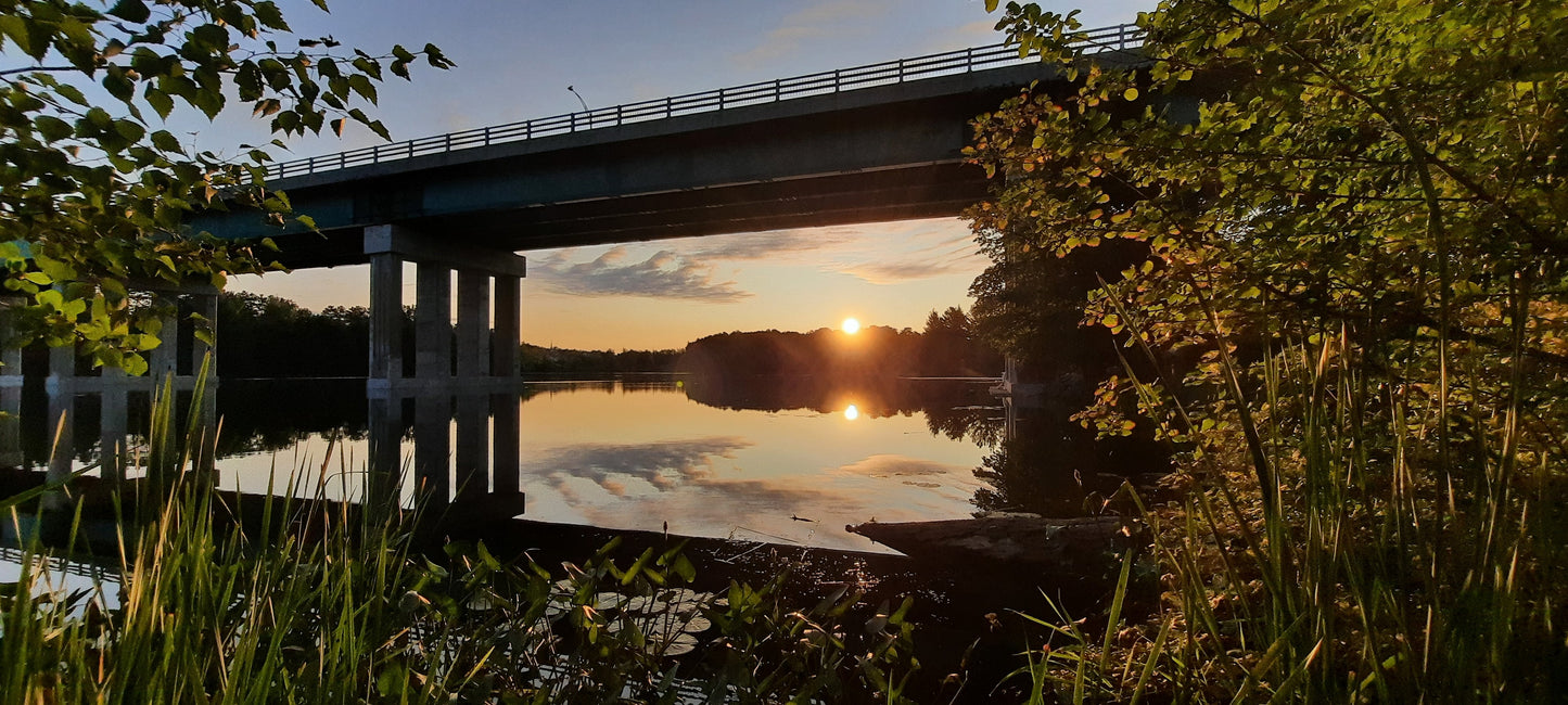 Trouve Le Soleil Du 15 Août 2021 6H15 (Vue K1) Pont Jacques Cartier De Sherbrooke Et Rivière Magog