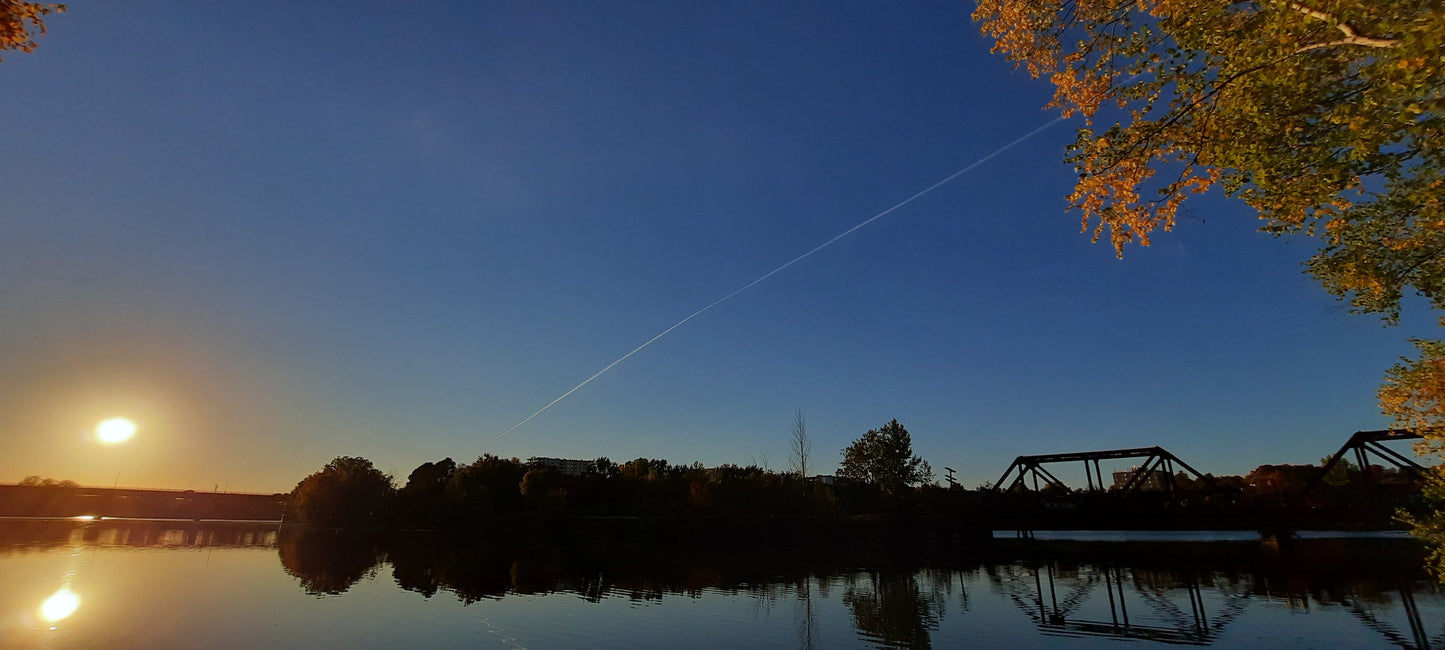 Le Soleil Et Le Pont Noir Du 6 Octobre 2021 17H42 (Vue 1) Rivière Magog À Sherbrooke. Pont