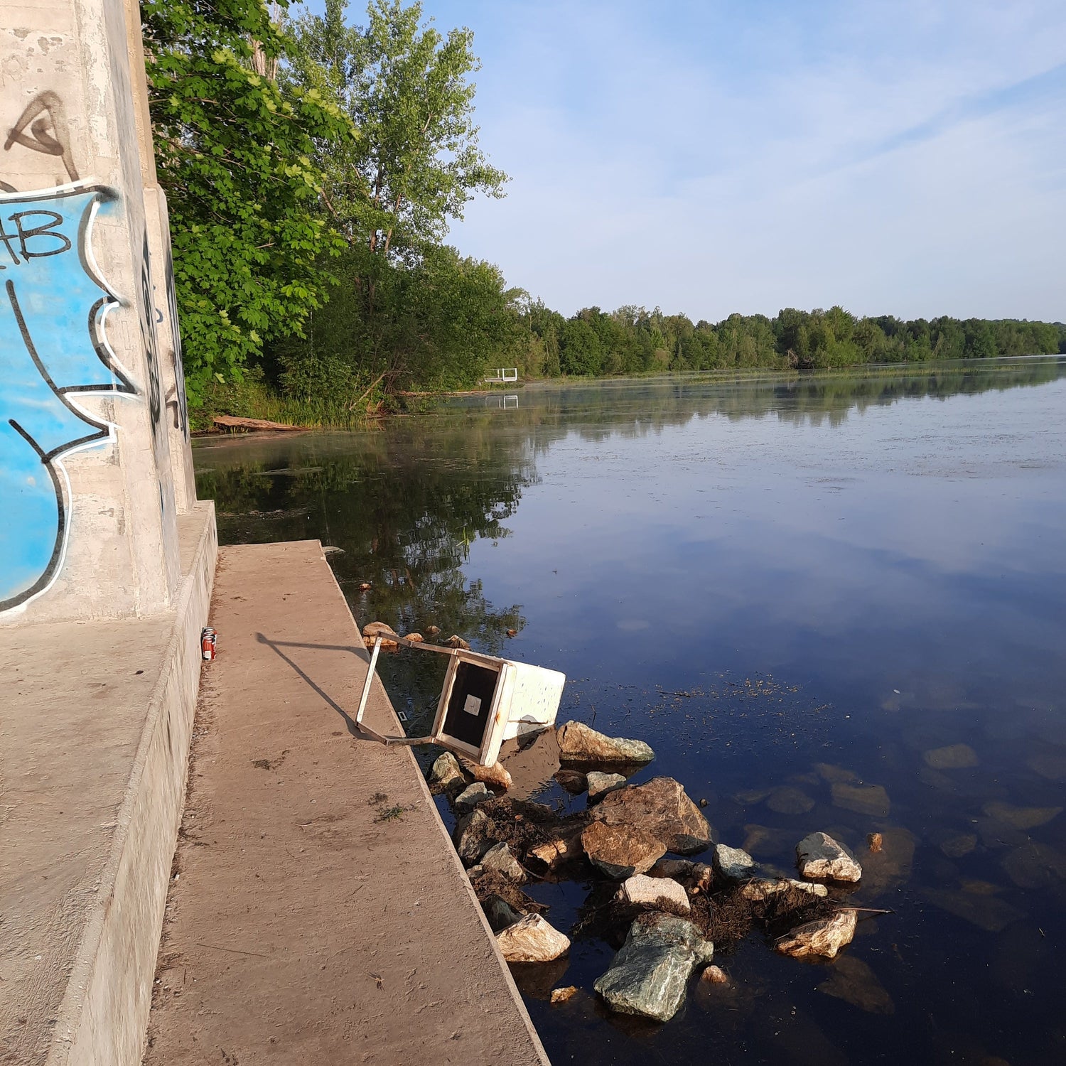 Trouve Le Soleil La Chaise Et Les Déchets 11 Juillet 2021 (Vue Spne) Rivière Magog Cliquez Pour