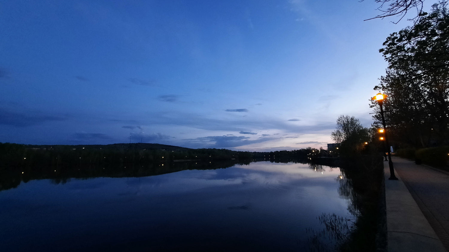 La Promenade Du Lac Des Nations