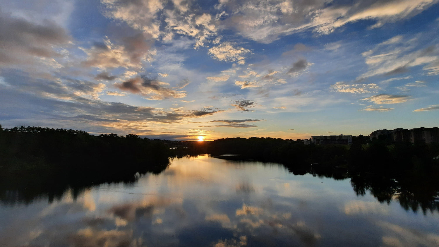 Trouve Le Soleil Sherbrooke 14 Juillet 2021 (Vue Sure) Rivière Magog Sur Pont Jacques Cartier 5H26