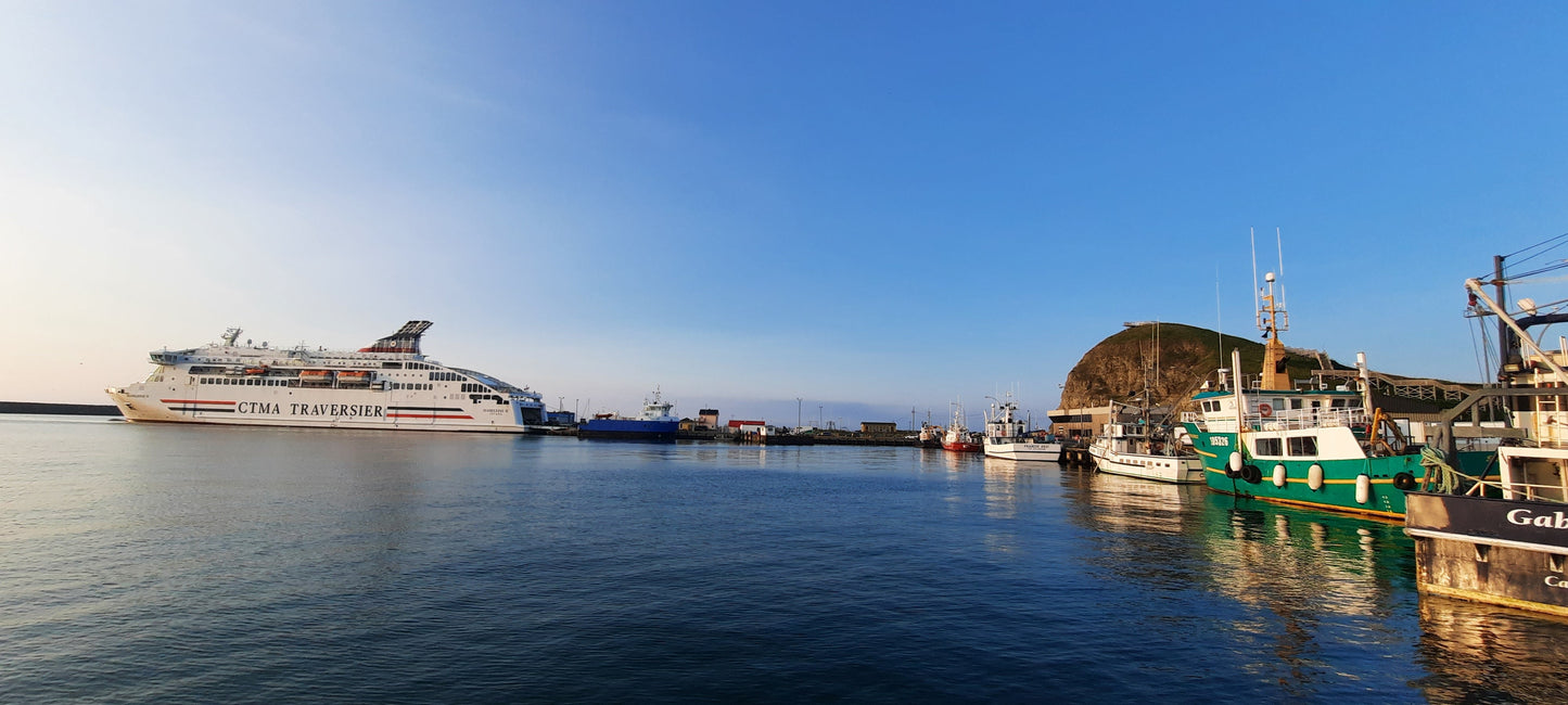 Traversier Ctma À L’île Du Cap Aux Meules Dans L’archipel Des Îles De La Madeleine 11 Août