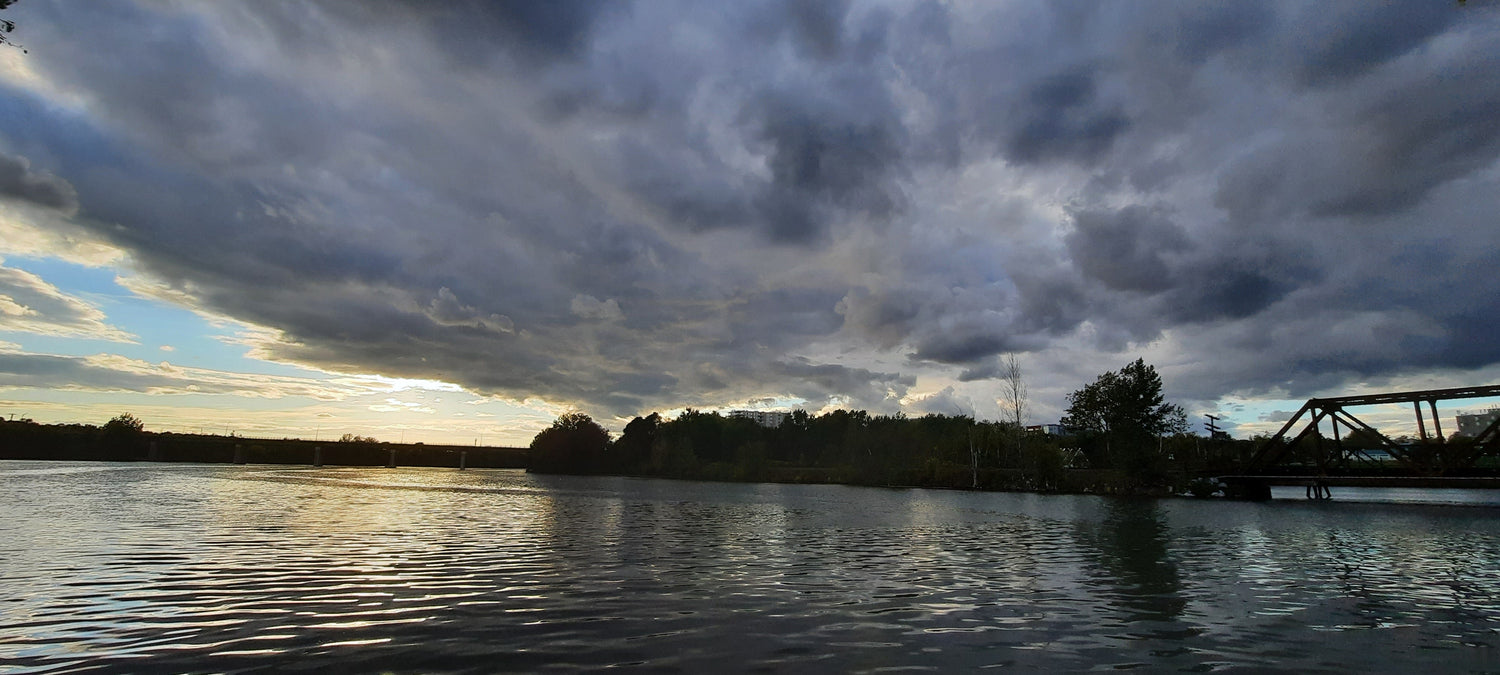 Entre L’ombre Et La Lumière Du 26 Septembre 2021 17H41 (Vue 1) Rivière Magog À Sherbrooke.