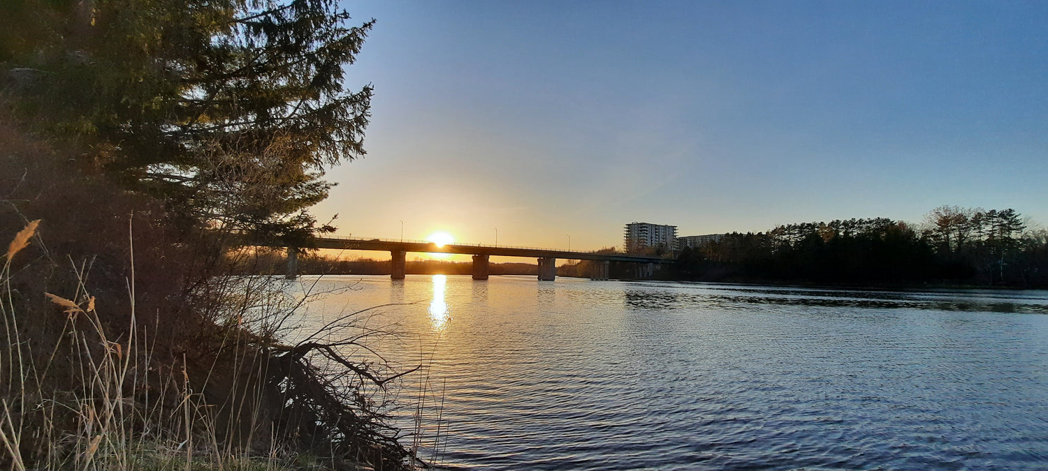 2022-05-05 (Vue P1) Le Coucher De Soleil Sur La Rivière Magog.