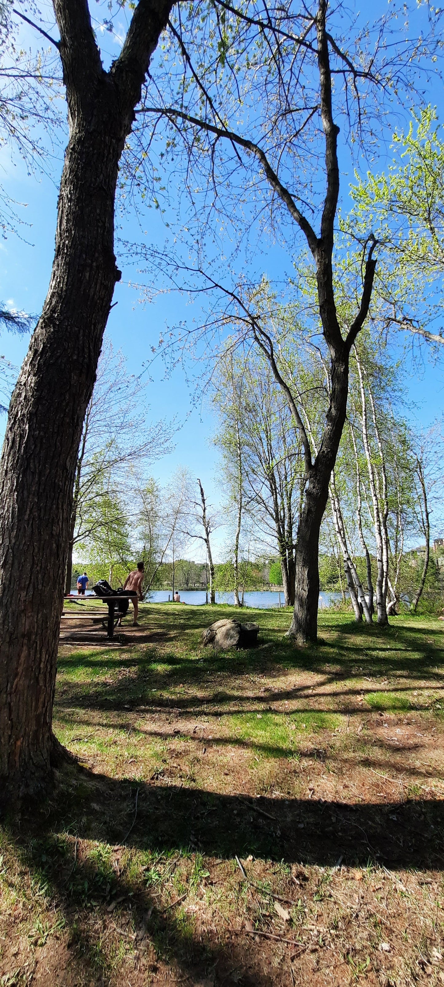 Une Baignade Dans La Rivière Magog Un 13 Mai À Sherbrooke. (Vue Pss2)