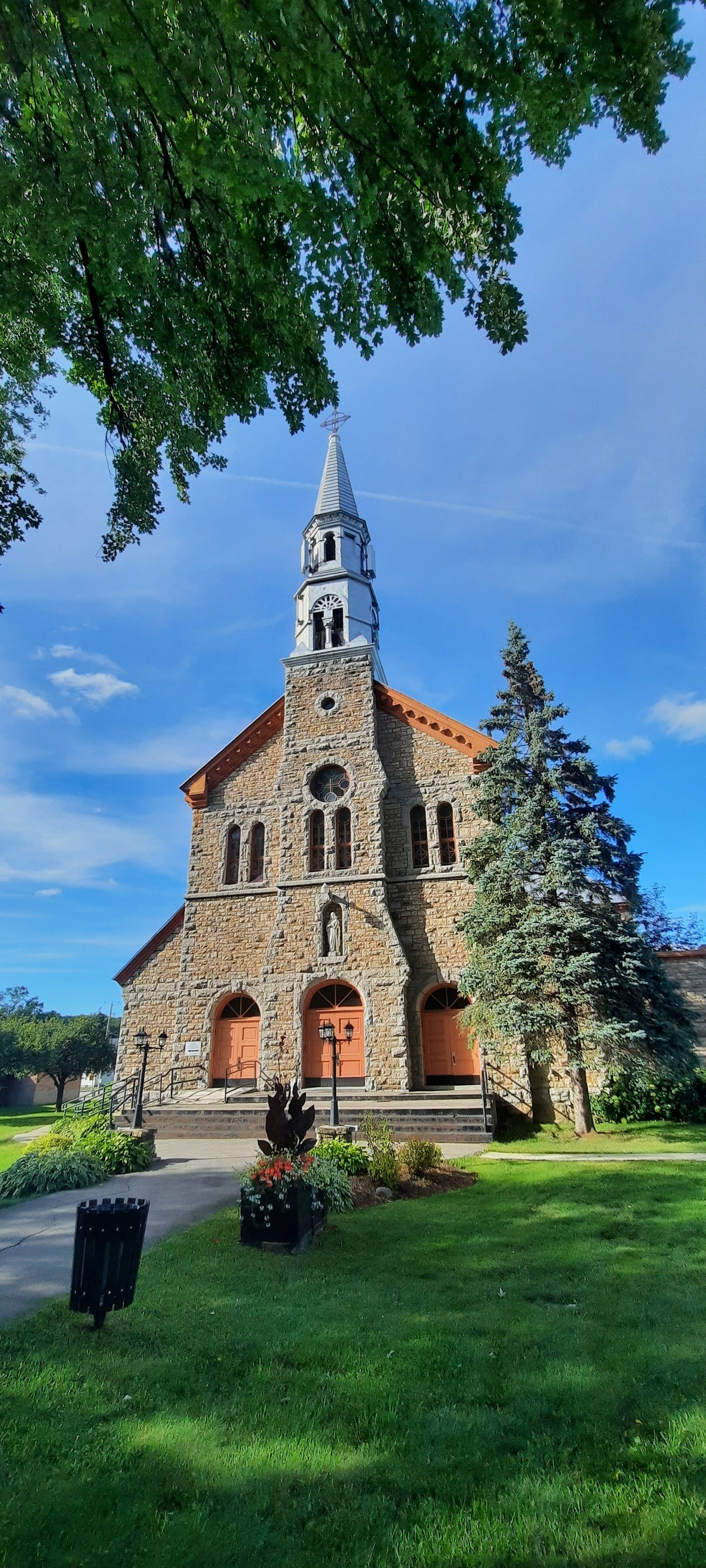 Eglise De La Paroisse Notre-Dame-De-Bonsecours À Montebello